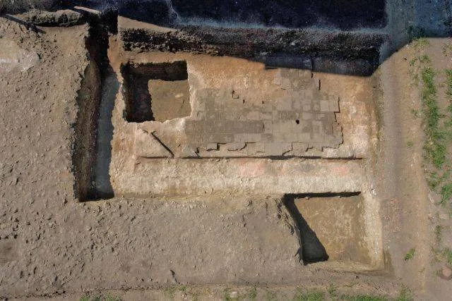 Recipijent za vodu i struktura prekrivena 6 kutnim opekama foto M. Arbutina