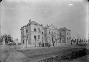 B49b71ff634d1f9536b557628904c932 300 208 m3